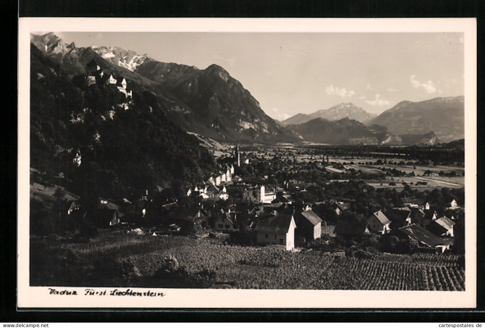 AK Vaduz, Ortsansicht Mit Feldern Und Schloss  - Liechtenstein