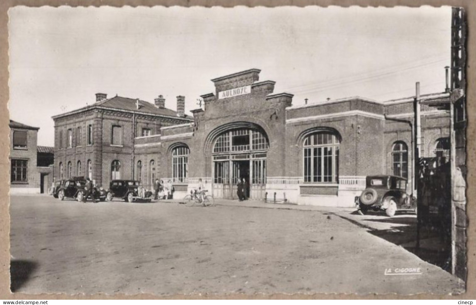 CPSM 59 - AULNOYE - La Gare - TB PLAN Façade EDIFICE CHEMIN DE FER ANIMATION AUTOMOBILES 1951 - Aulnoye