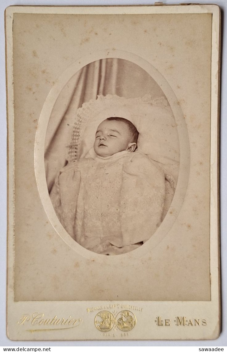 PHOTOGRAPHIE - ENFANT - POST MORTEM - FIN XIX° - PHOTOGRAPHE : P. COUTURIER - LE MANS (SARTHE) - Anonymous Persons