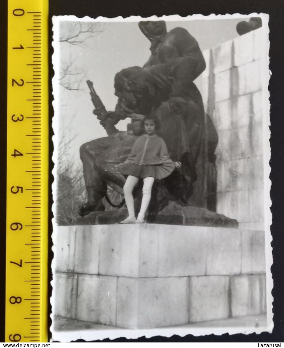 #15    Anonymous Persons - Enfant Child Girl Fille - Photo With Monument - Personnes Anonymes