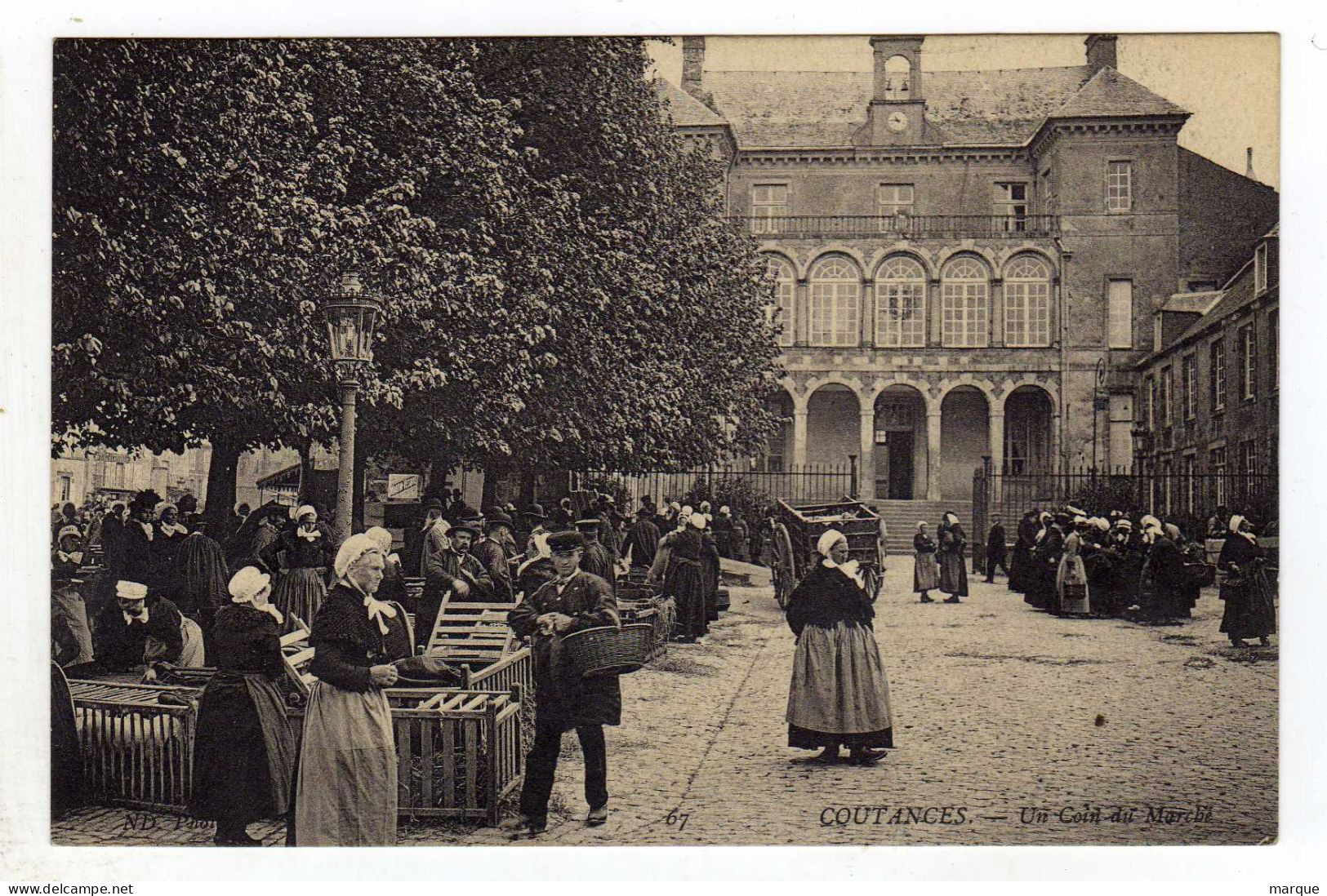 Cpa N° 67 COUTANCES Un Coin Du Marché - Coutances