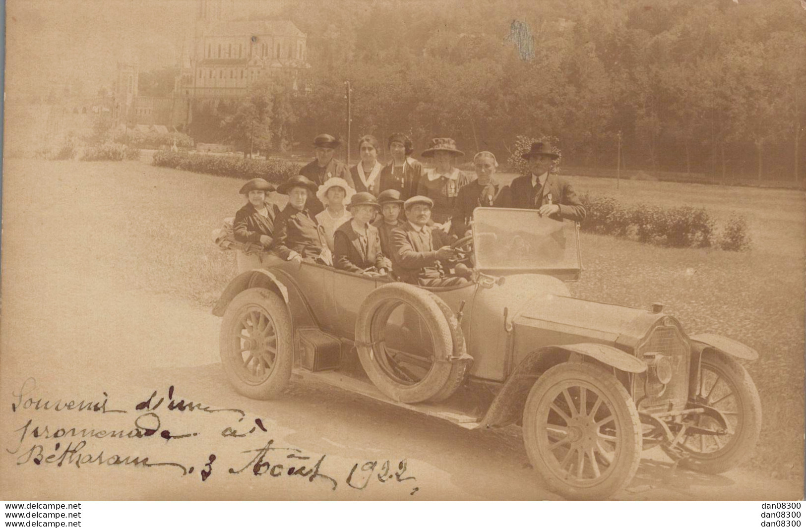 CARTE PHOTO NON IDENTIFIEE REPRESENTANT UNE VOITURE AVEC BEAUCOUP DE GENS PROMENADE A BETHARAM AOUT 1922 - A Identifier