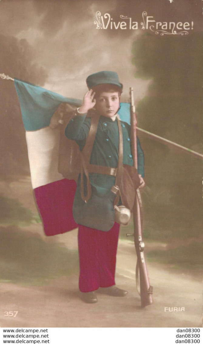 VIVE LA FRANCE ENFANT EN SOLDAT AVEC LE DRAPEAU FRANCAIS ET UN FUSIL - Patriotiques