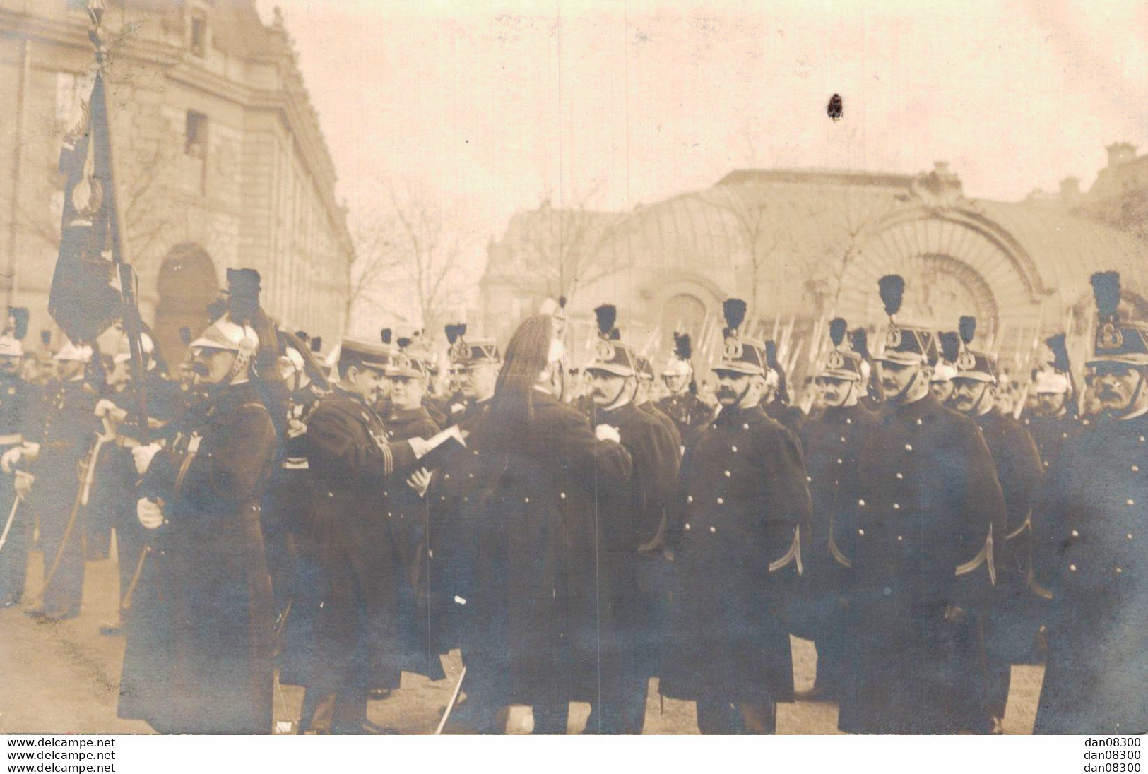 CARTE PHOTO NON IDENTIFIEE REPRESENTANT DES SOLDATS DE LA GARDE REPUBLICAINE LORS D'UNE REMISE DE DECORATION - Zu Identifizieren