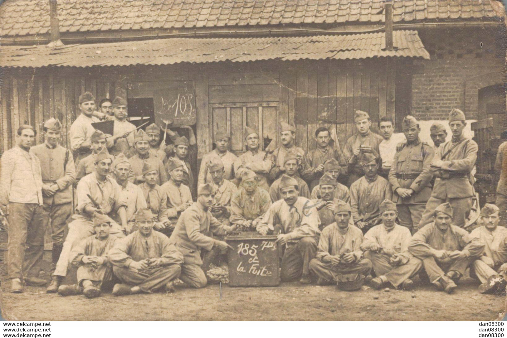 CARTE PHOTO NON IDENTIFIEE REPRESENTANT UN REGIMENT POSANT DEVANT UN BARAQUEMENT - Da Identificare