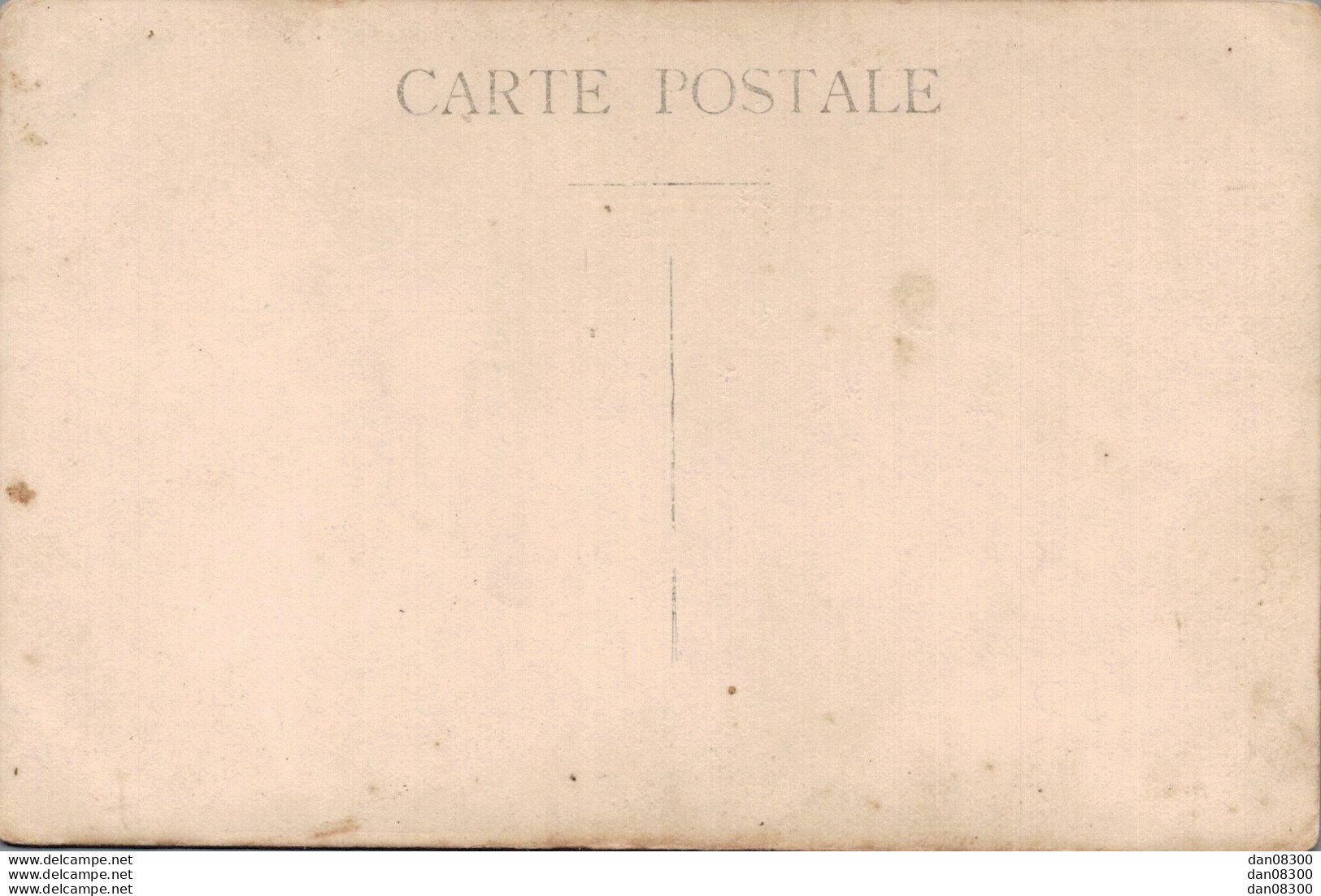 CARTE PHOTO NON IDENTIFIEE REPRESENTANT UN REGIMENT DEVANT LE DEBIT DE TABAC - To Identify