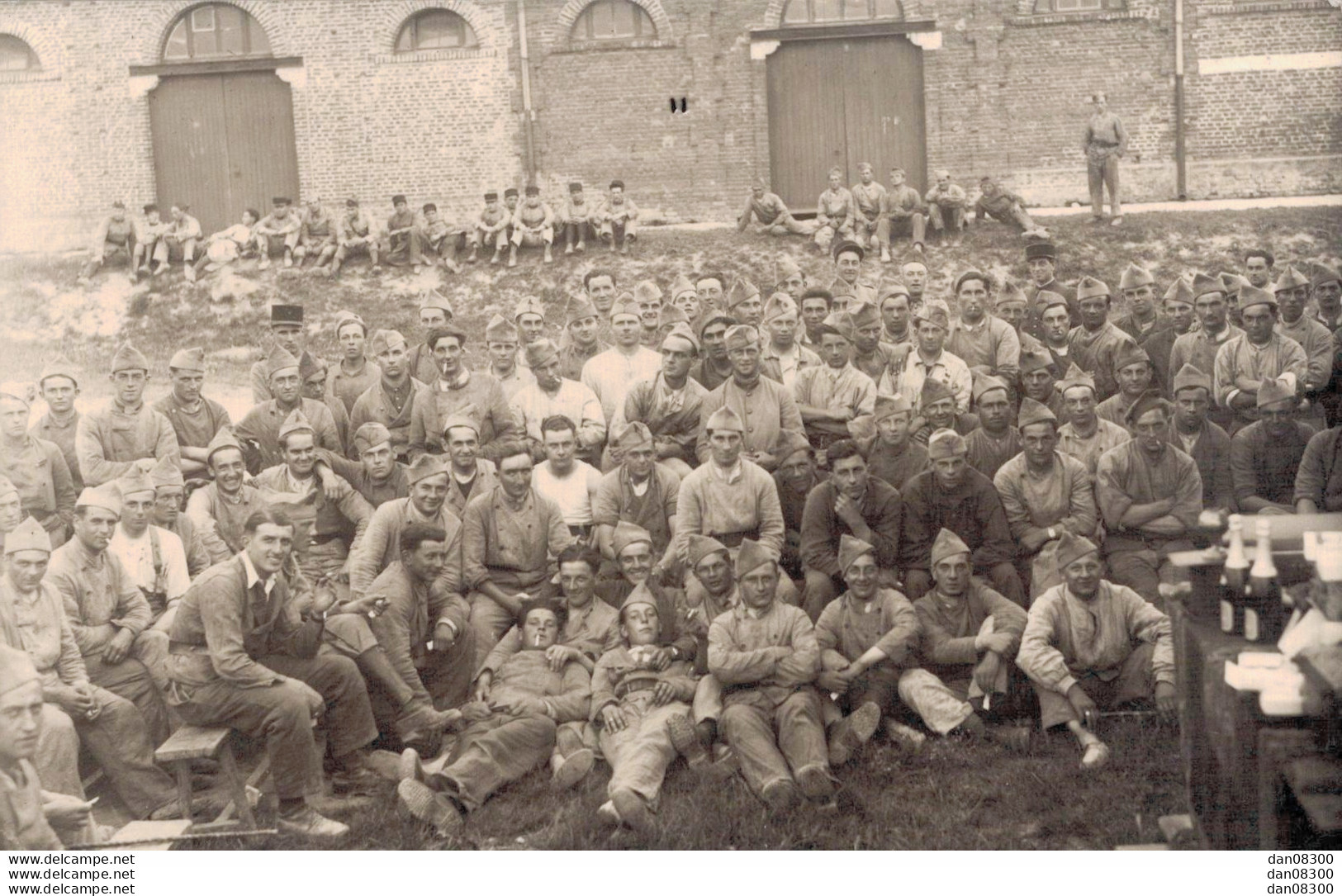 CARTE PHOTO NON IDENTIFIEE REPRESENTANT UN REGIMENT PRENANT LA POSE - To Identify