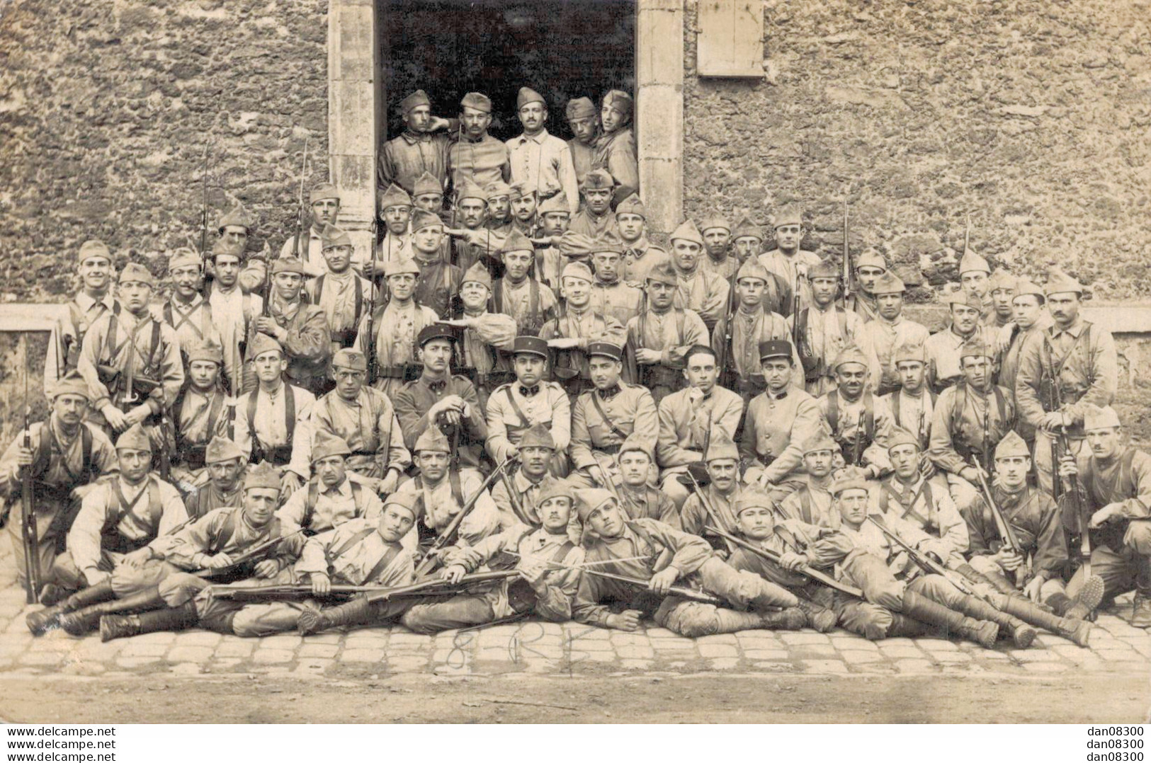 CARTE PHOTO NON IDENTIFIEE REPRESENTANT UN REGIMENT LE 8 Eme D'INFANTERIE AVEC LEURS ARMES - To Identify