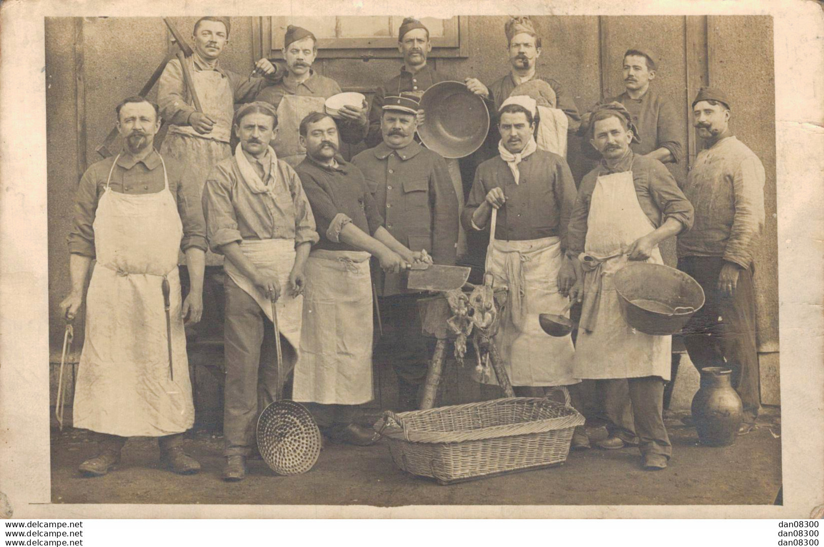 CARTE PHOTO NON IDENTIFIEE REPRESENTANT LES CUISINIERS DU 4eme REGIMENT - Zu Identifizieren