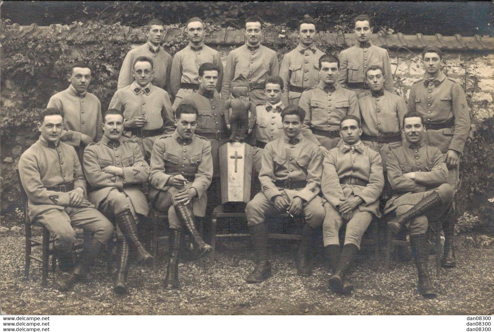 CARTE PHOTO NON IDENTIFIEE REPRESENTANT DES SOLDATS TENANT LA POSE - To Identify