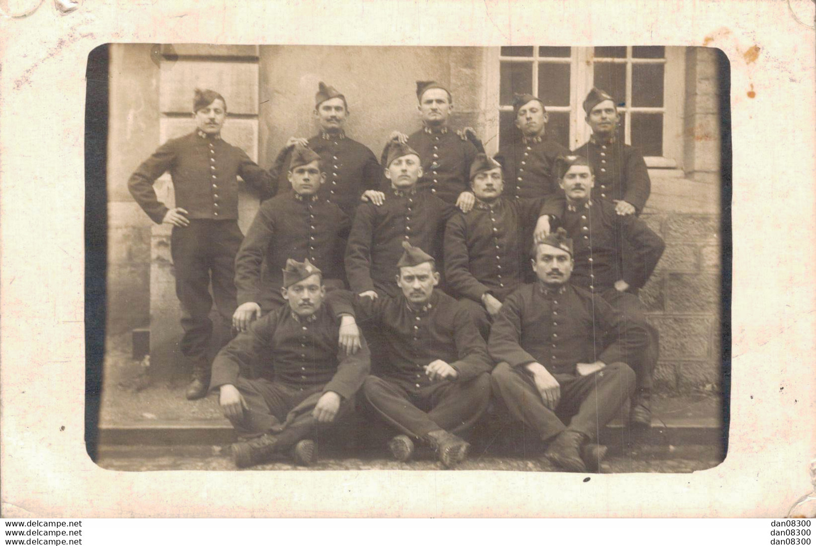 CARTE PHOTO NON IDENTIFIEE REPRESENTANT DES SOLDATS AVEC LE NUMERO 44 SUR LES COLS - Da Identificare