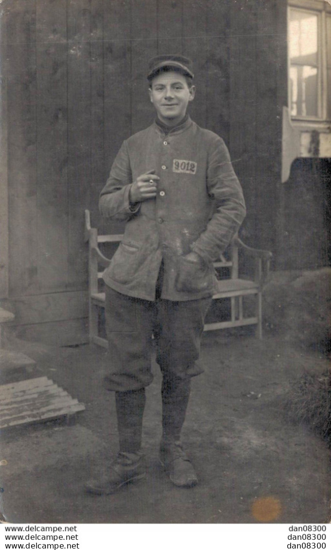 CARTE PHOTO NON IDENTIFIEE REPRESENTANT UN PRISONNIER FRANCAIS EN ALLEMAGNE LORS DE LA GRANDE GUERRE MATRICULE 9012 - A Identifier