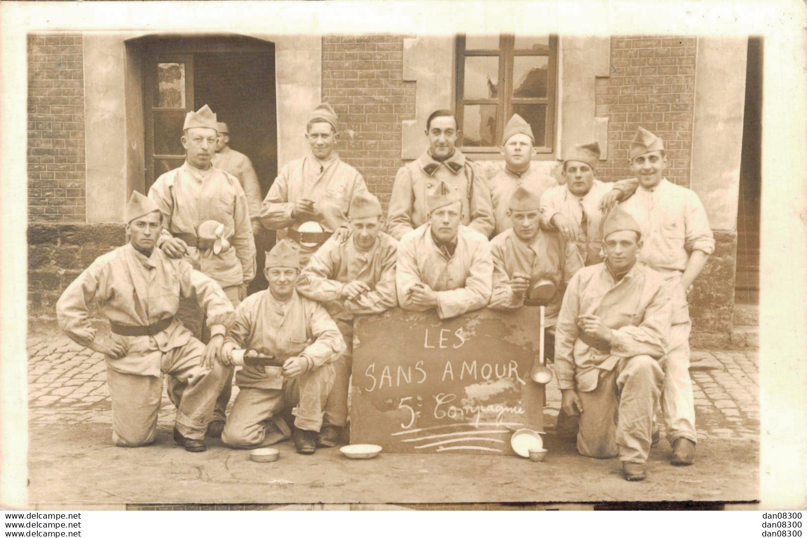 CARTE PHOTO NON IDENTIFIEE REPRESENTANT DES SOLDATS LES SANS AMOUR DE LA 5eme COMPAGNIE SUREMENT CLAN DES CELIBATAIRES - A Identifier