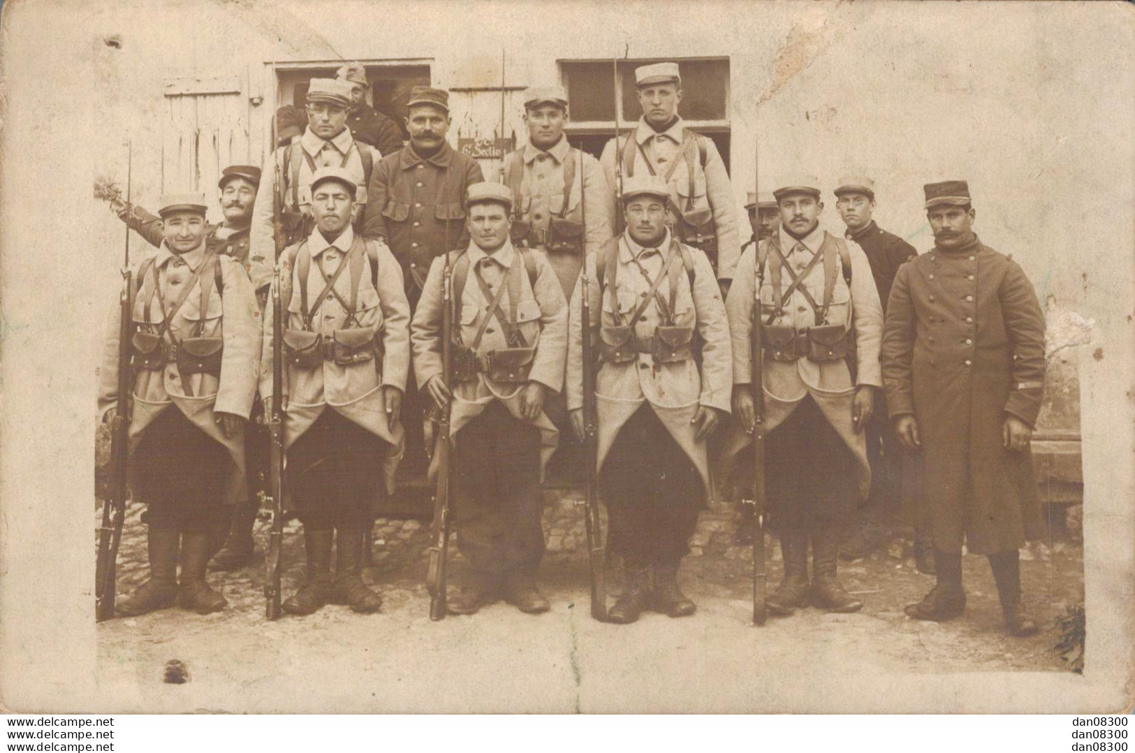 CARTE PHOTO NON IDENTIFIEE REPRESENTANT DES SOLDATS AU GARDE A VOUS AVEC TOUT L'EQUIPEMENT Y COMPRIS LEUR FUSIL - A Identificar