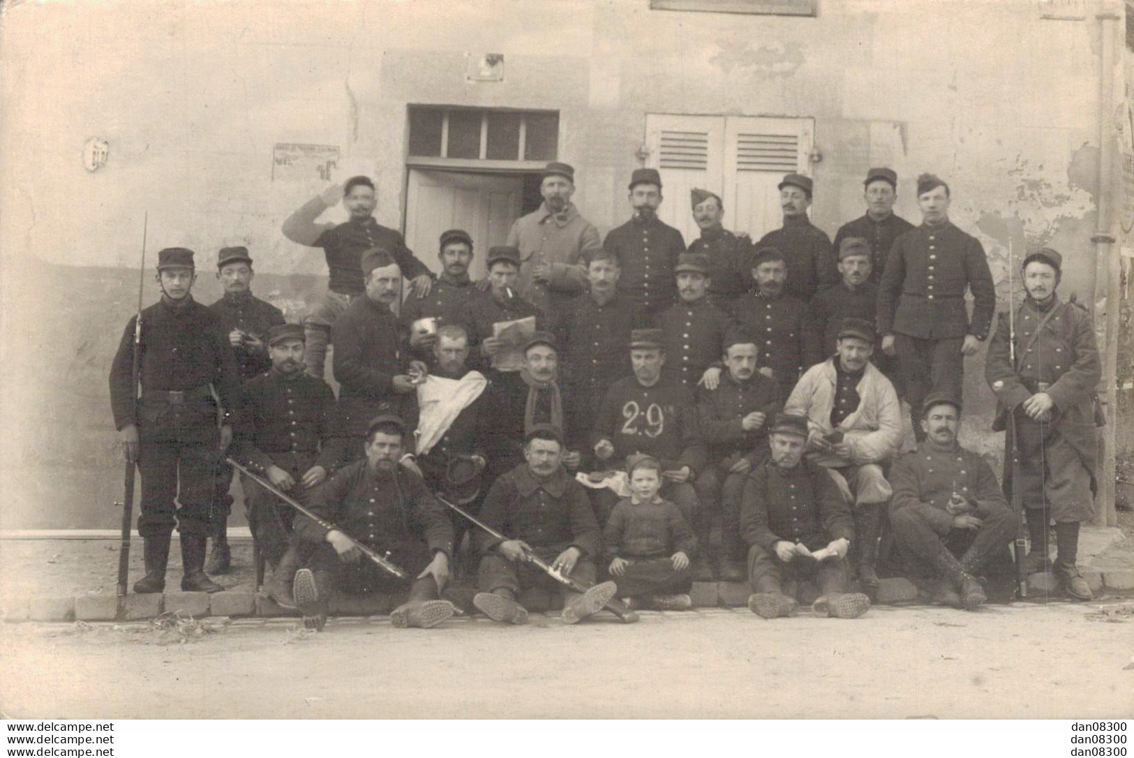 CARTE PHOTO NON IDENTIFIEE REPRESENTANT DES SOLDATS ENTOURANT UN JEUNE ENFANT ASSIS AU MILIEU DU PREMIER RANG - Te Identificeren