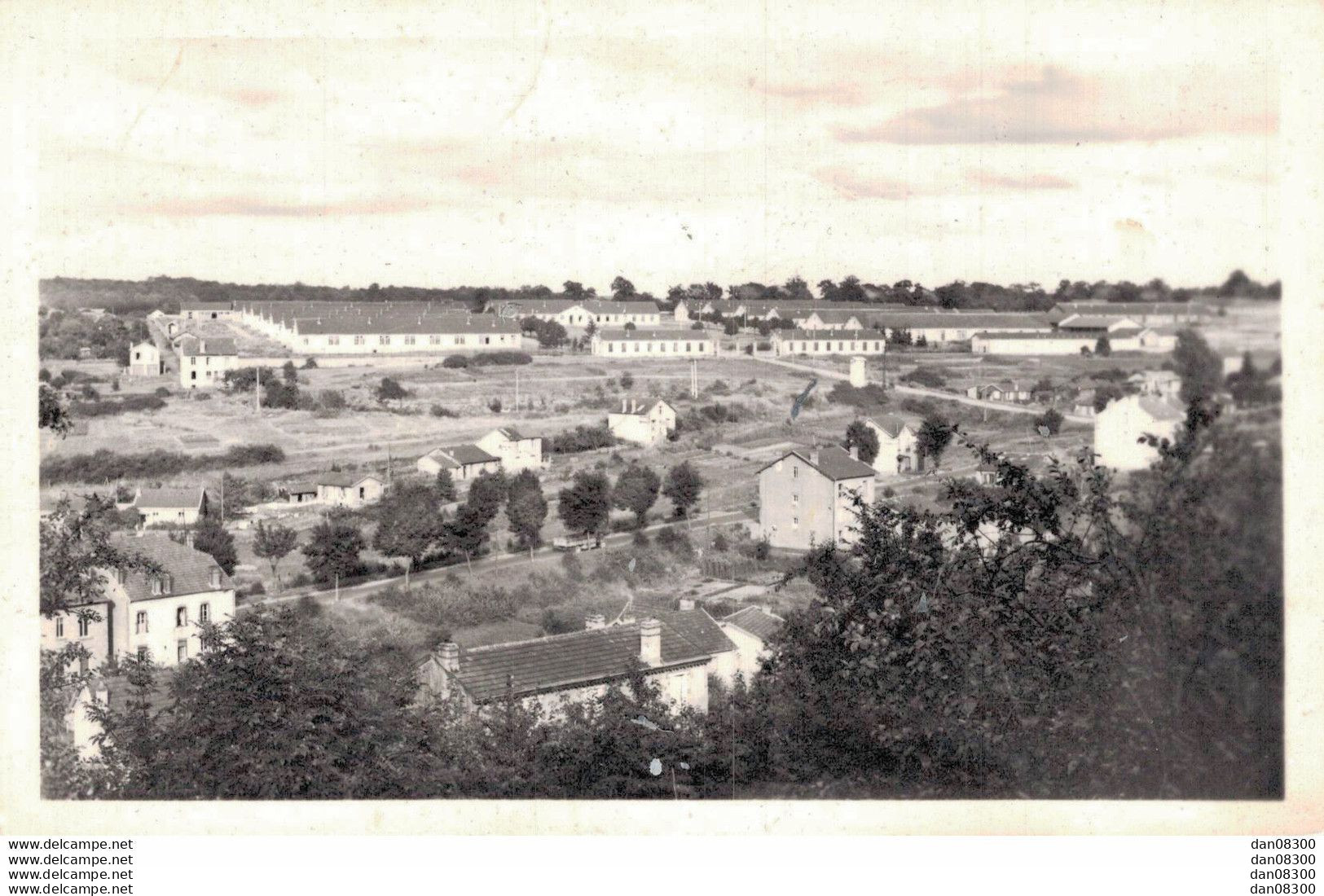 54 LONGUYON LES CASERNES ET LA ROUTE DE VERDUN - Kasernen