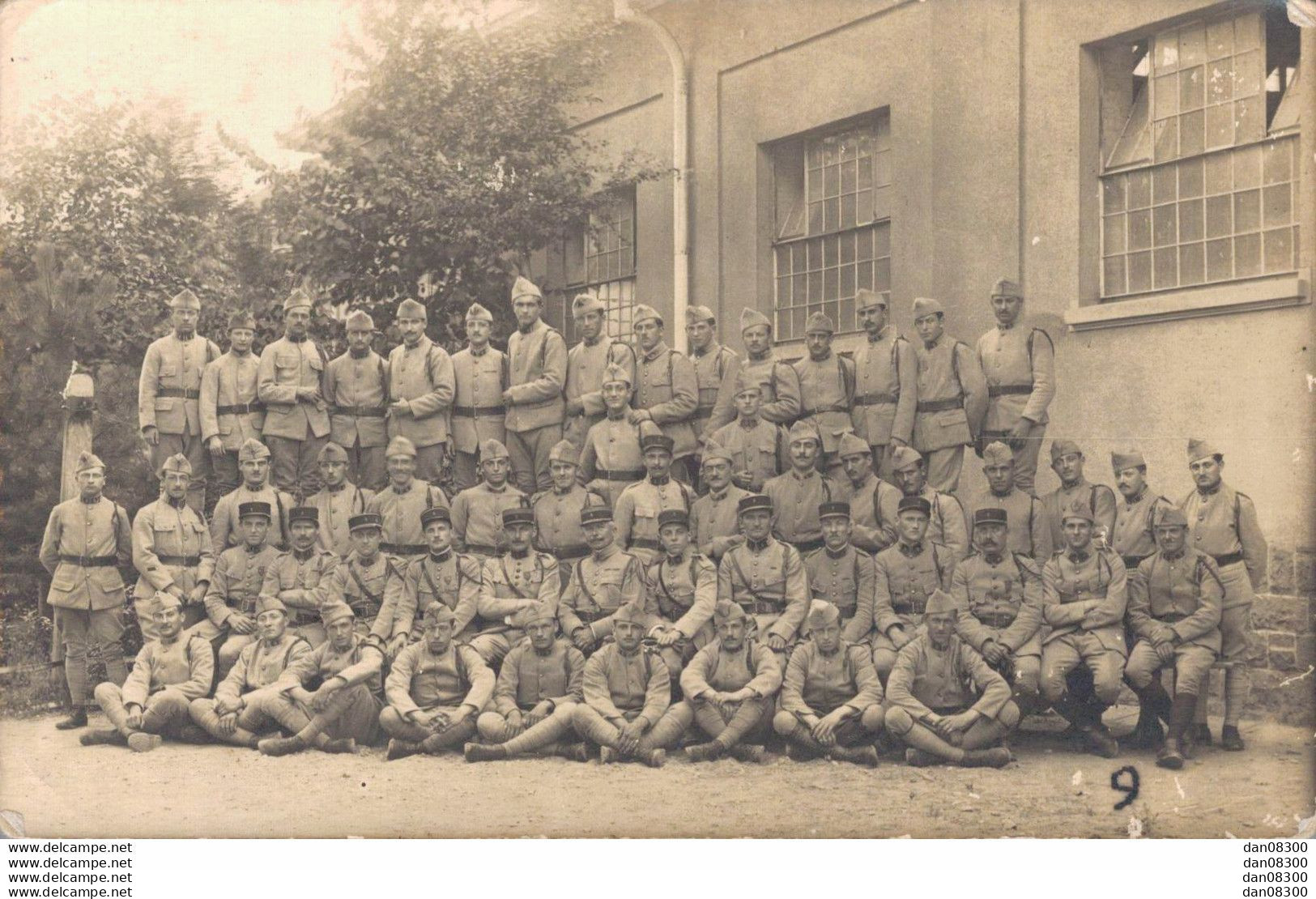 CARTE PHOTO NON IDENTIFIEE REPRESENTANT UN REGIMENT DE SOLDATS PRENANT LA POSE - Te Identificeren