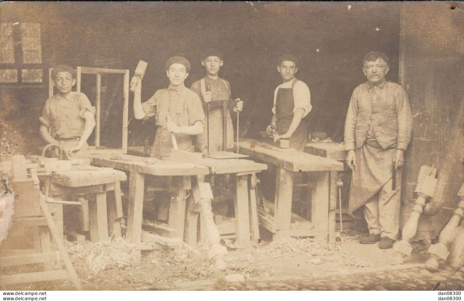 CARTE PHOTO NON IDENTIFIEE REPRESENTANT UN PATRON MENUISIER EBENISTE ET SES QUATRE OUVRIERS ET APPRENTIS - To Identify