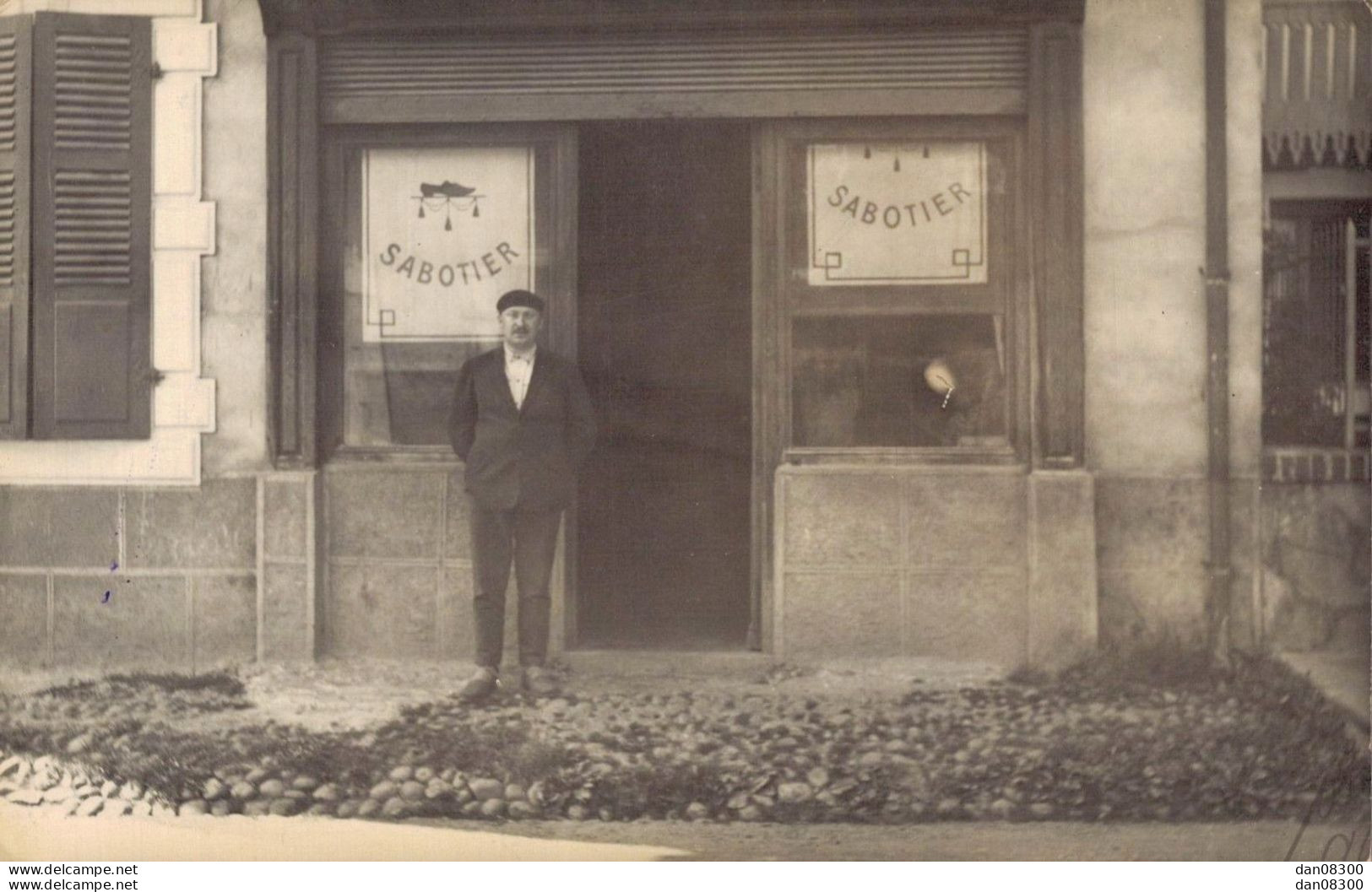 CARTE PHOTO NON IDENTIFIEE REPRESENTANT UN SABOTIER DEVANT SON MAGASIN - A Identificar