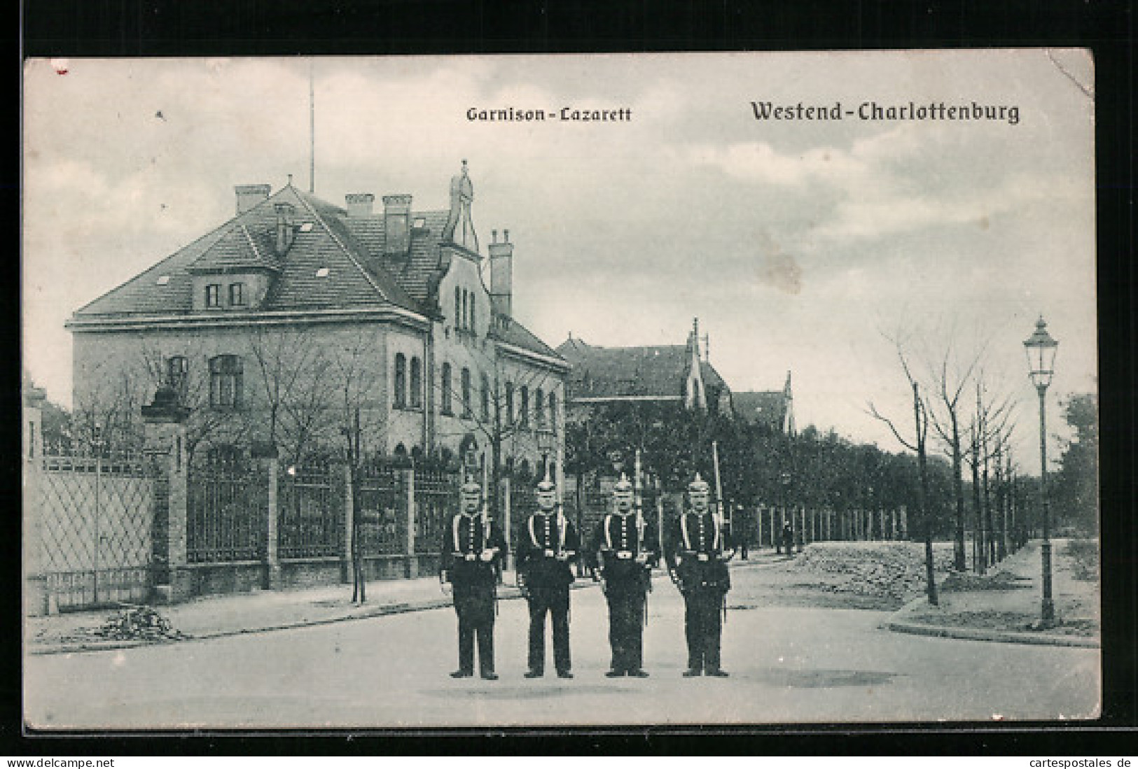 AK Berlin-Westend-Charlottenburg, Soldaten Vor Dem Garnison-Lazarett  - Charlottenburg