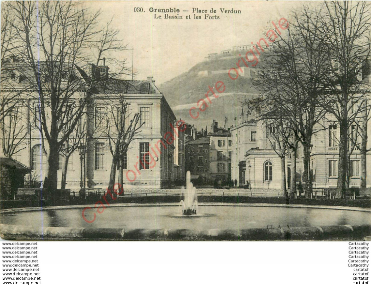38.  GRENOBLE .  Place De Verdun . Le Bassin Et Les Forts . - Grenoble