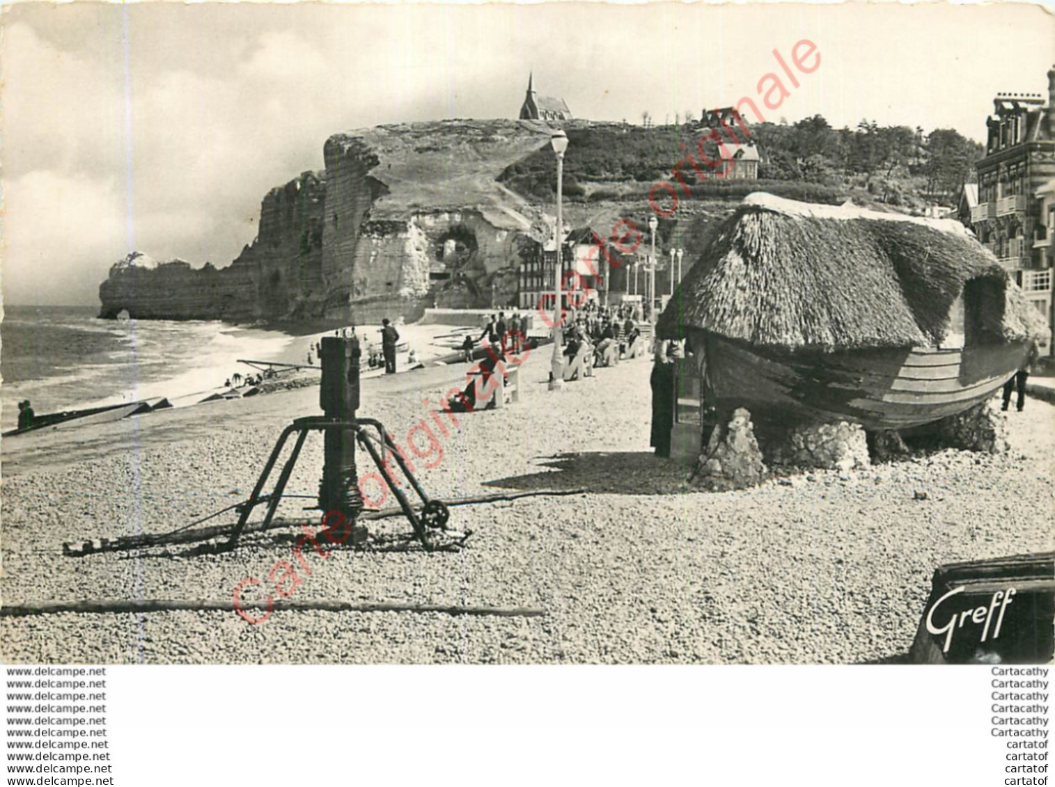 76.  ETRETAT .  La Plage . Falaise D'Amont Et Chapelle Des Marins . - Etretat