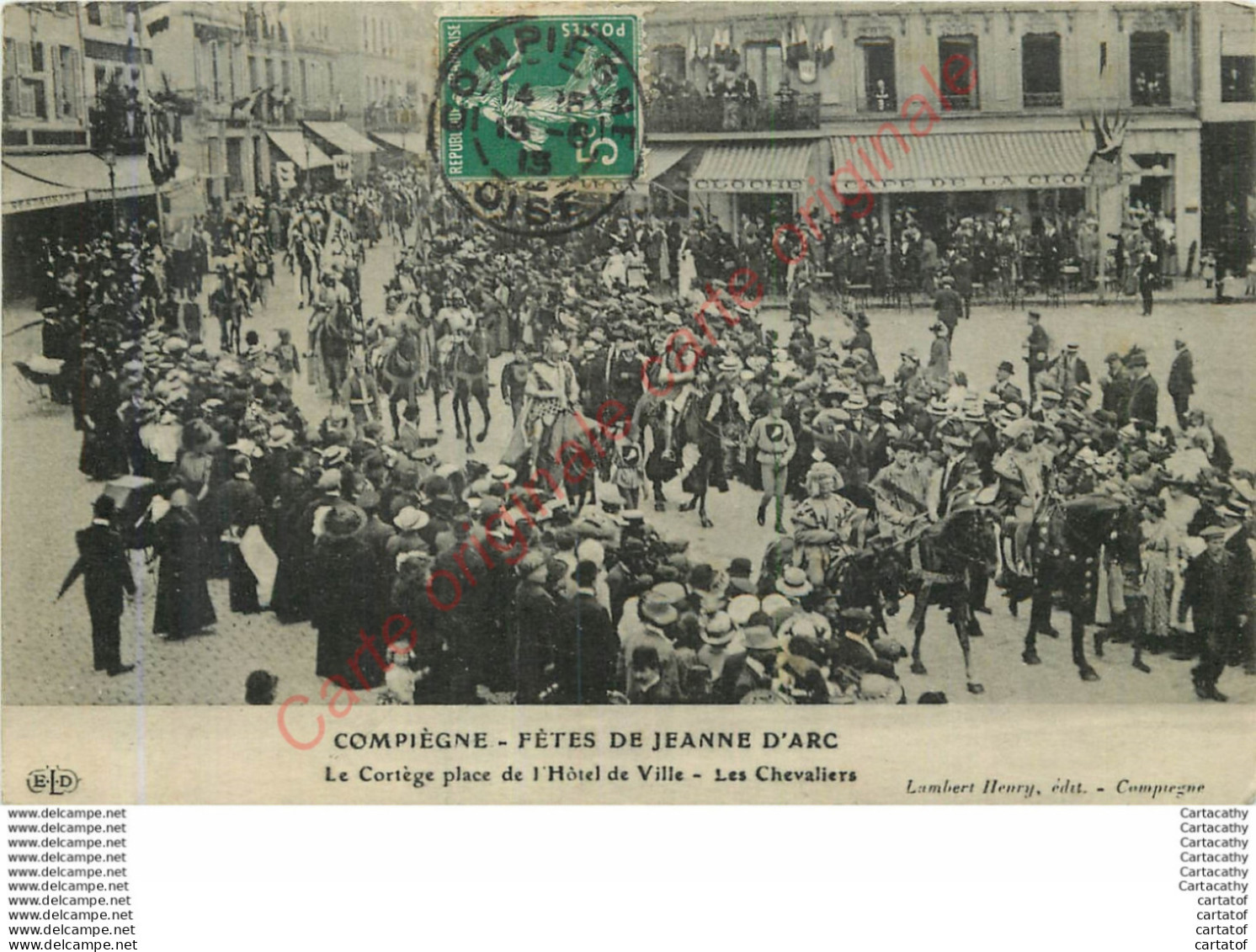 60.  COMPIEGNE . FETES DE JEANNE D'ARC .  Le Cortège Place De L'Hôtel De Ville .  Les Chevaliers . - Compiegne