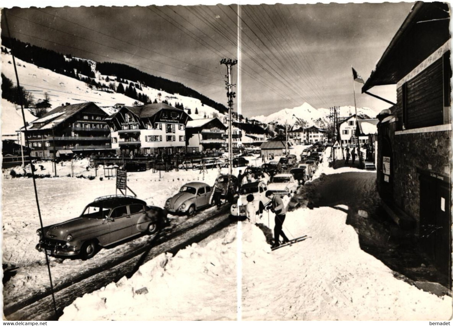 74 . LES GETS . UN ASPECT DE LA STATION EN HIVER   Hotel Du Mont Chery    ( Trait Blanc Pas Sur Original ) - Les Gets