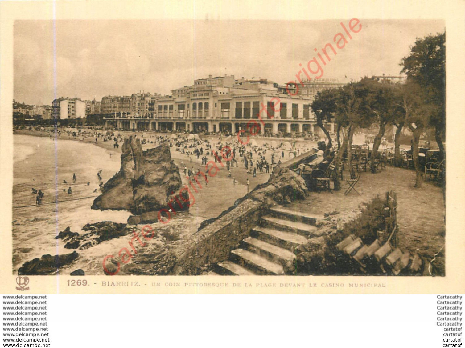 64.  BIARRITZ . Un Coin Pittoresque De La Plage Devant Le Casino Municipal . - Biarritz