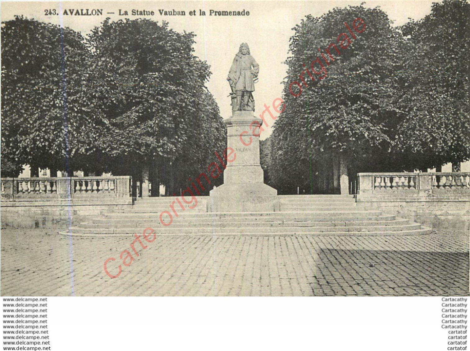 89.  AVALLON . La Statue Vauban Et La Promenade . - Avallon