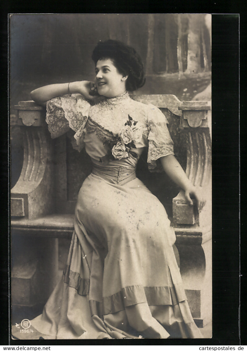 Foto-AK RPH Nr. 1596 /4: Lachende Dame Im Taillierten Kleid  - Fotografie