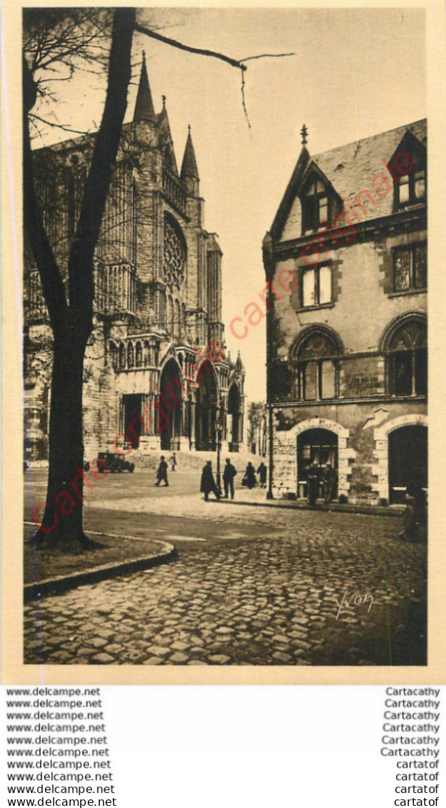 28.  CHARTRES .  L'ancienne Poste Et Le POrtail Sud . - Chartres
