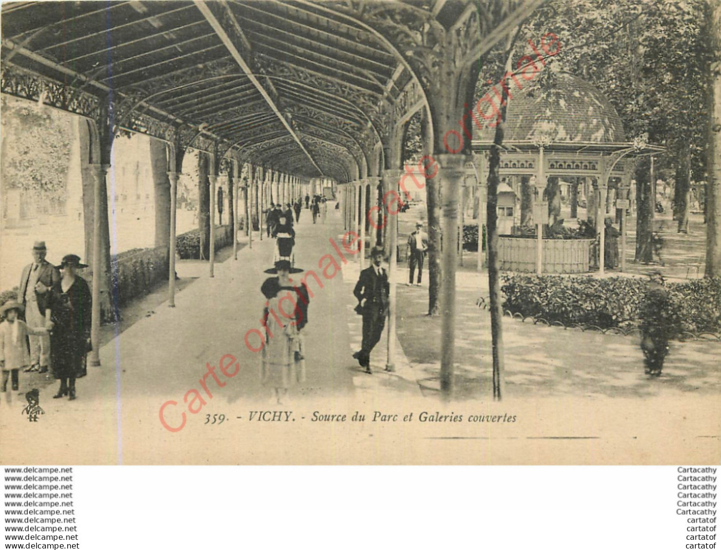 03.  VICHY .  Source Du Parc Et Galeries Couvertes .  CPA Animée . - Vichy