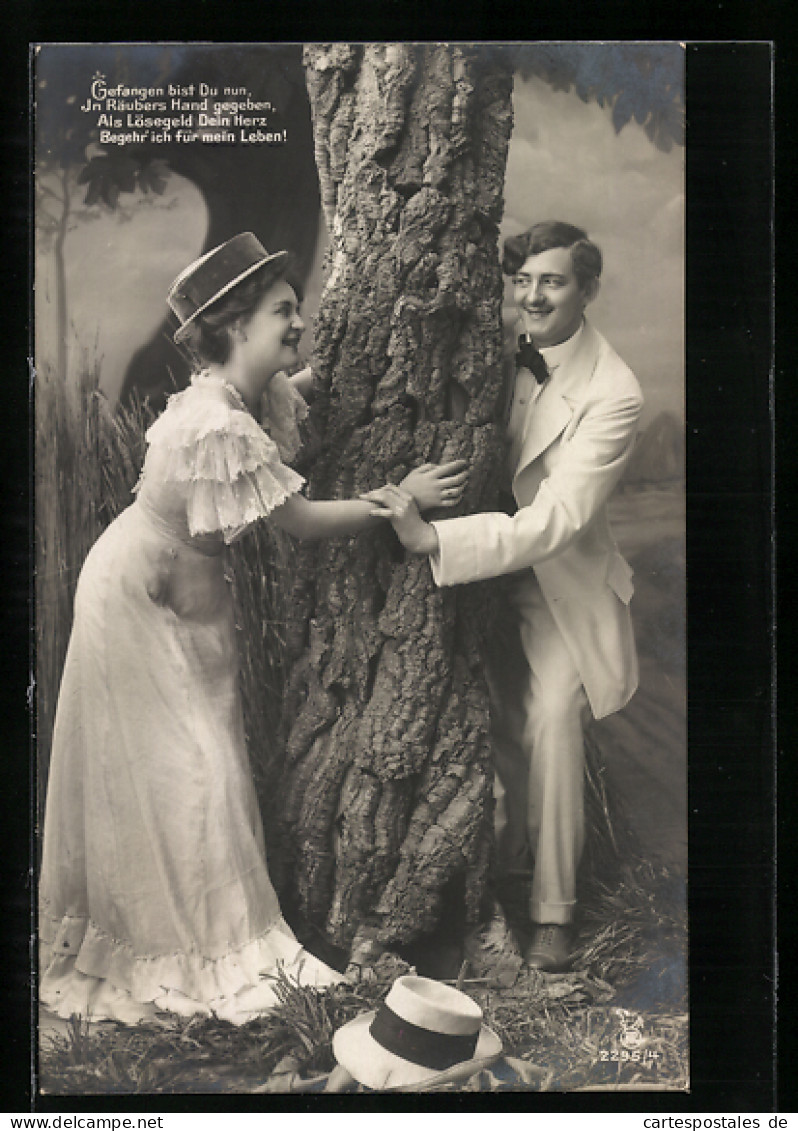 Foto-AK RPH NR 2295 /4: Ein Mann Und Eine Frau Halten Einen Baumstamm Umfangen  - Fotografie