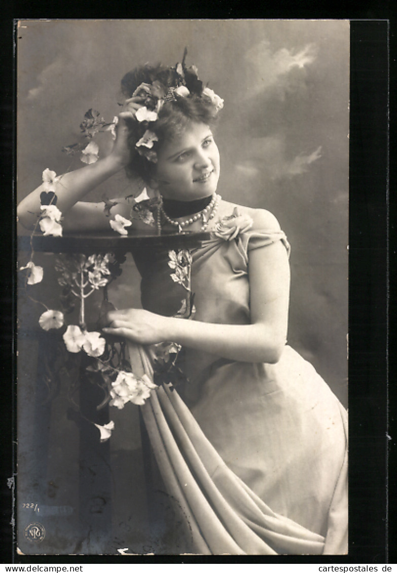 Foto-AK NPG Nr.722 /1: Hübsche Dame Mit Perlenkette Und Blumenschmuck  - Photographie