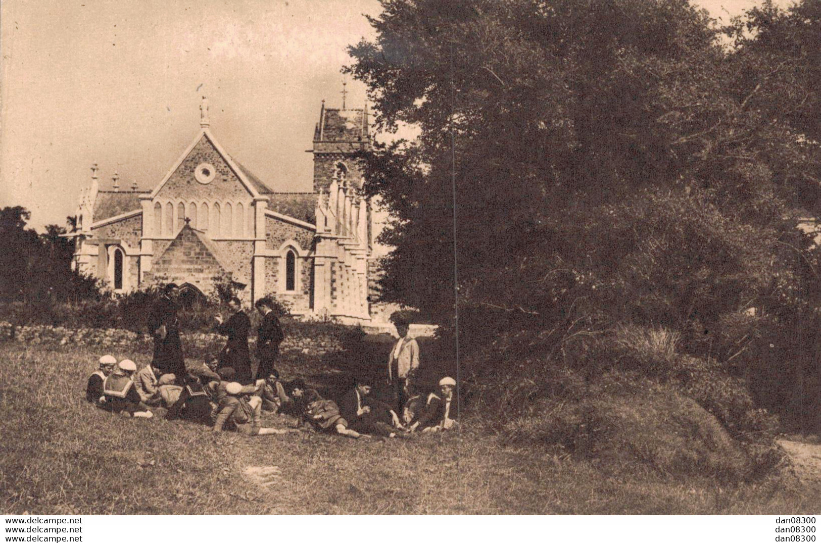 50 BIVILLE L'EGLISE AGRANDIE EN 1927 VUE PRISE DU CHEMIN CONDUISANT AU CALVAIRE ET AUX DUNES - Andere & Zonder Classificatie