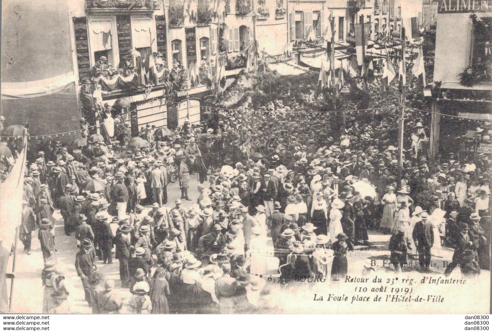 01 BOURG RETOUR DU 23e REGIMENT D'INFANTERIE 10 AOUT 1919 LA FOULE PLACE DE L'HOTEL DE VILLE - Other & Unclassified