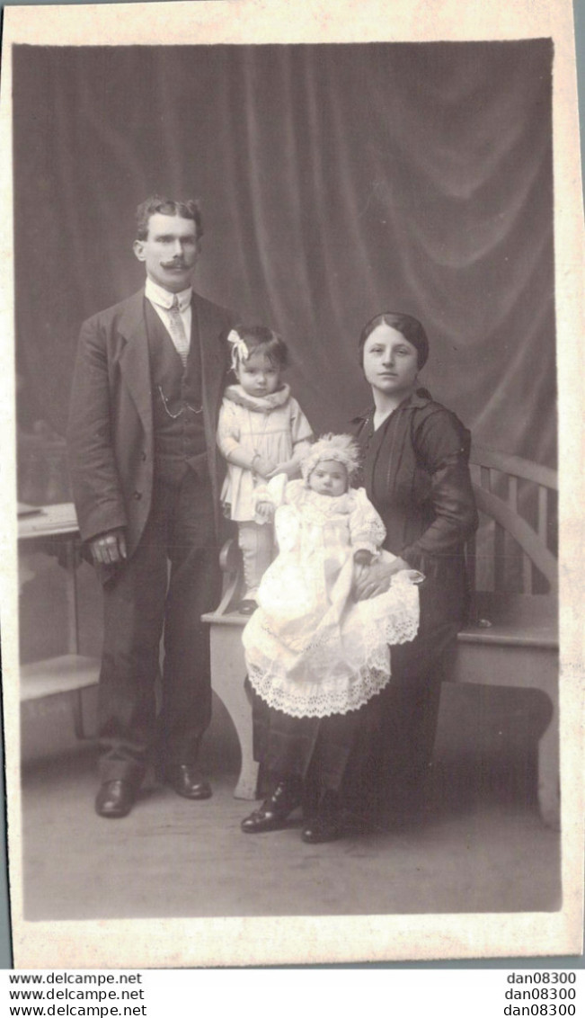 CARTE PHOTO NON IDENTIFIEE REPRESENTANT UN COUPLE AVEC DEUX ENFANTS - A Identificar