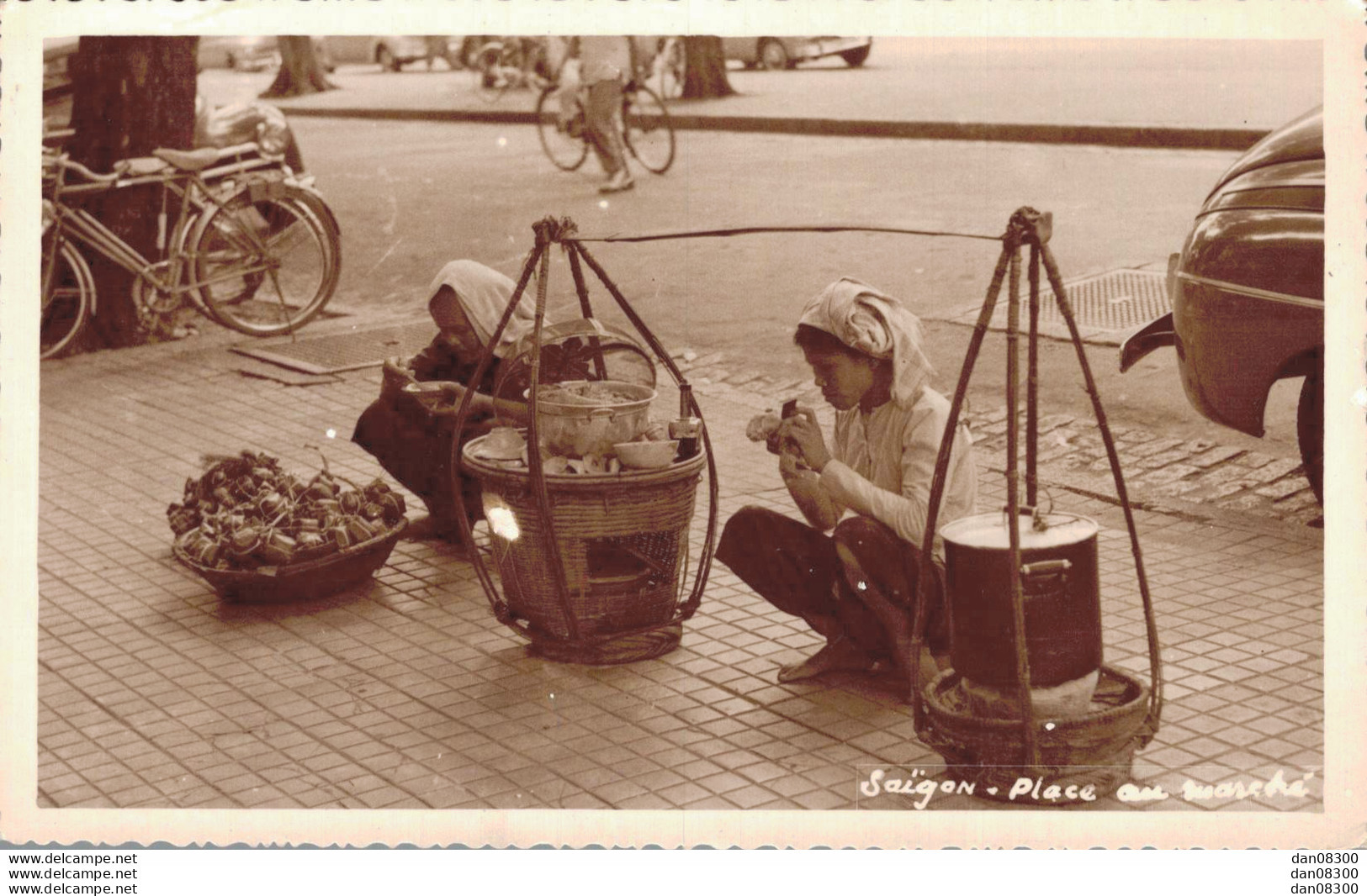 PHOTO ORIGINALE DE 14 X 9 CMS ANNEES 30/40 REPRESENTANT SAIGON VIETNAM INDOCHINE PLACE DU MARCHE - Places
