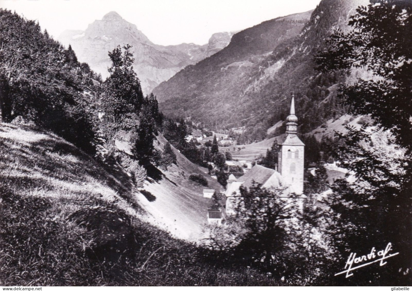 74 - Haute Savoie - SIXT FER A CHEVAL - L'église - La Vallée Et Au Fond Le Tenneverge - Sixt-Fer-à-Cheval