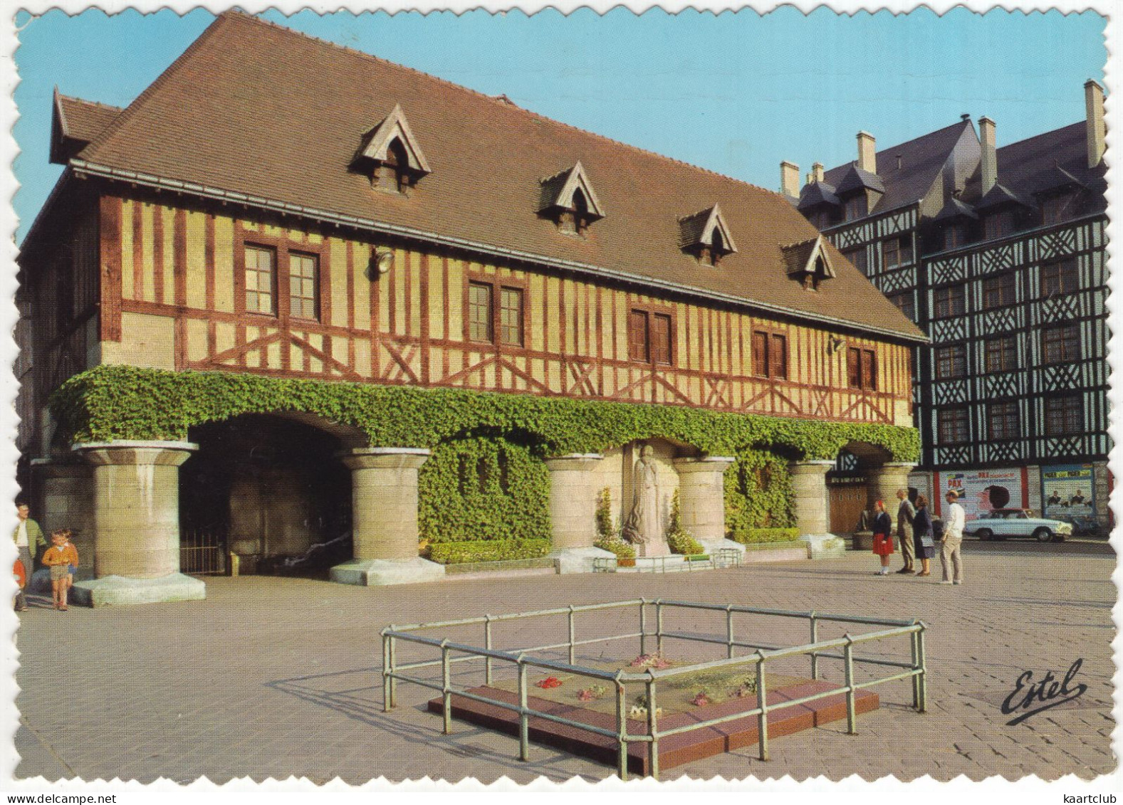 Rouen: SIMCA ARONDE P60 MONACO - La Place Du Marché, Statue Jeanne D'Arc - (France) - 1966 - Toerisme