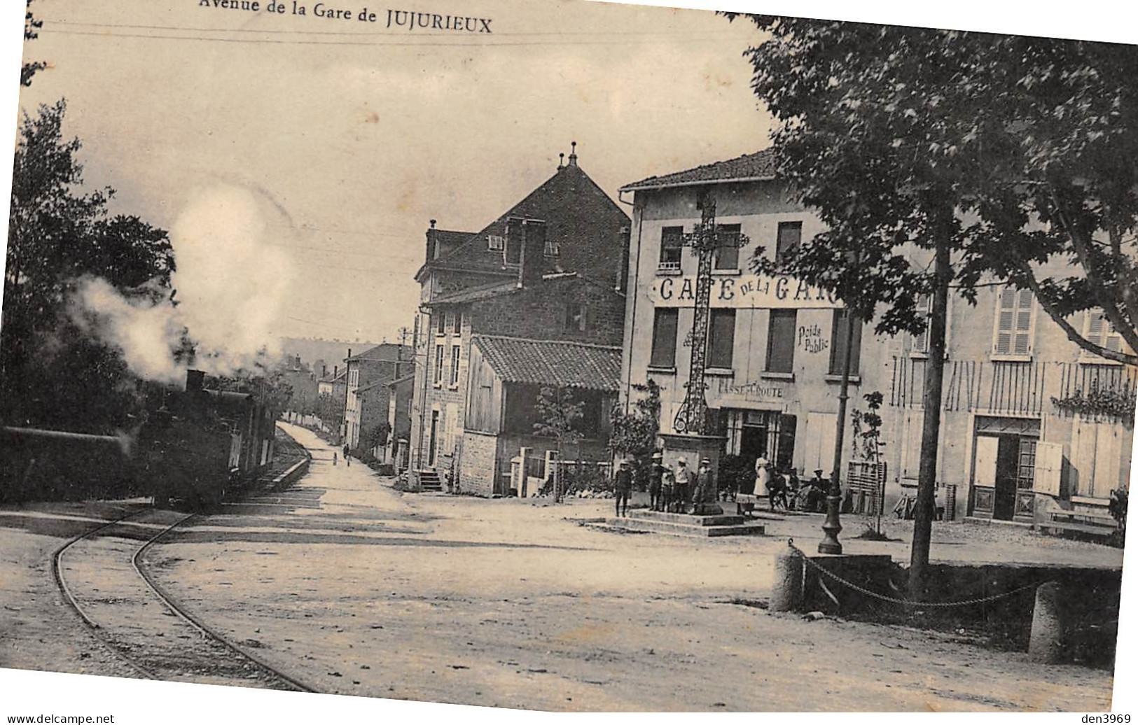 JUJURIEUX (Ain) - Avenue De La Gare - Passage Du Tramway Devant Le Café, La Croix - Pelliculée - Voyagé 1910 (2 Scans) - Zonder Classificatie