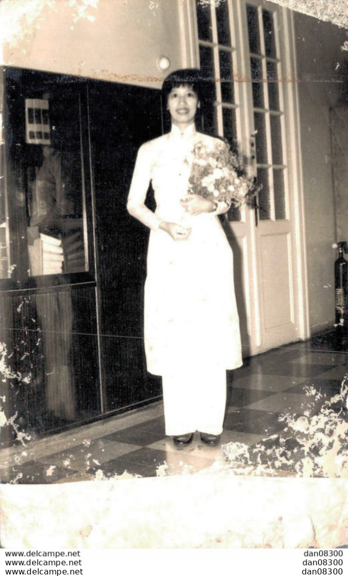 VIET NAM TONKIN INDOCHINE PHOTO TAILLE CPA UNE JEUNE FEMME EN BLANC TENANT DES FLEURS - Anonyme Personen