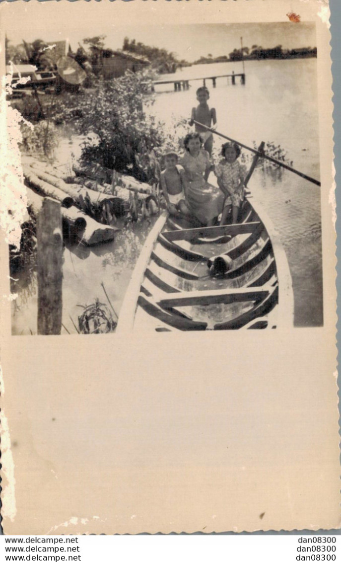 VIET NAM TONKIN INDOCHINE CARTE PHOTO NON IDENTIFIEE UNE FEMME ET TROIS ENFANTS SUR UNE BARQUE - A Identificar