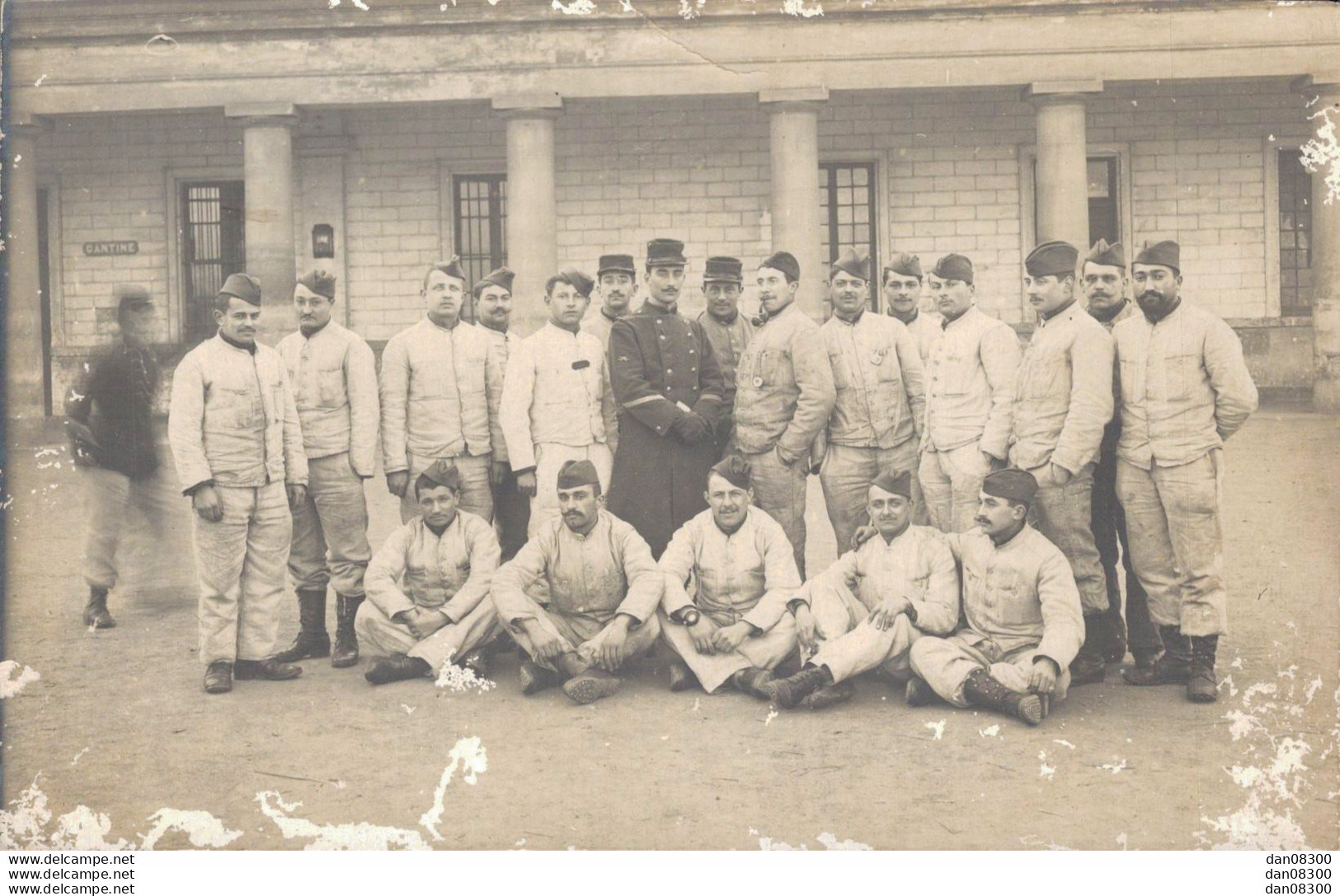 CARTE PHOTO NON IDENTIFIEE REPRESENTANT UN GROUPE DE SOLDATS - A Identificar