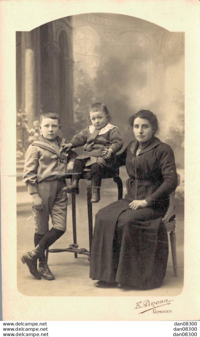 CARTE PHOTO NON IDENTIFIEE REPRESENTANT UNE FEMME ET DEUX ENFANTS POSANT DANS LE STUDIO PHOTO PINEAU A LIMOGES - To Identify