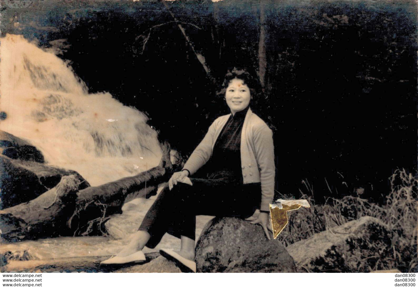 VIET NAM TONKIN INDOCHINE PHOTO TAILLE CPA FEMME SOURIANTE ASSISE SUR UN ROCHER - Anonymous Persons