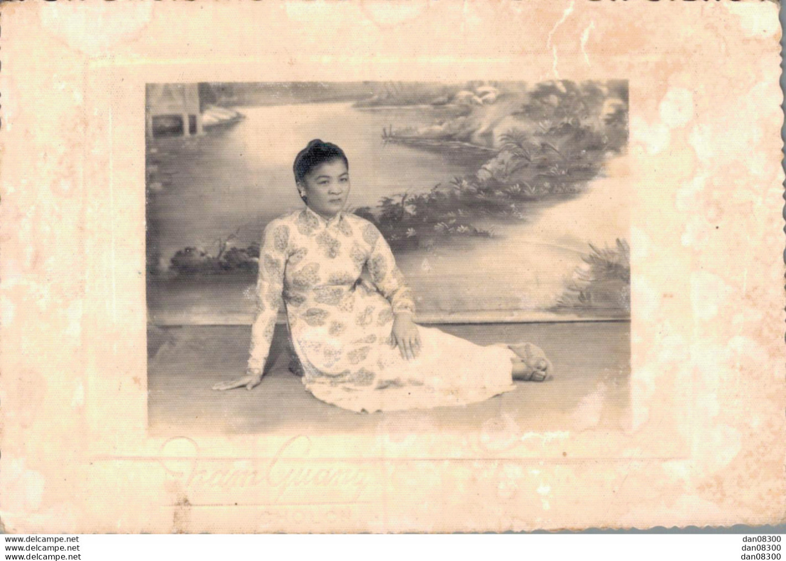 VIET NAM TONKIN INDOCHINE PHOTO 12 X 8 CMS UNE FEMME ASSISE LEGENDE AU DOS EN VIETNAMIEN - Anonyme Personen