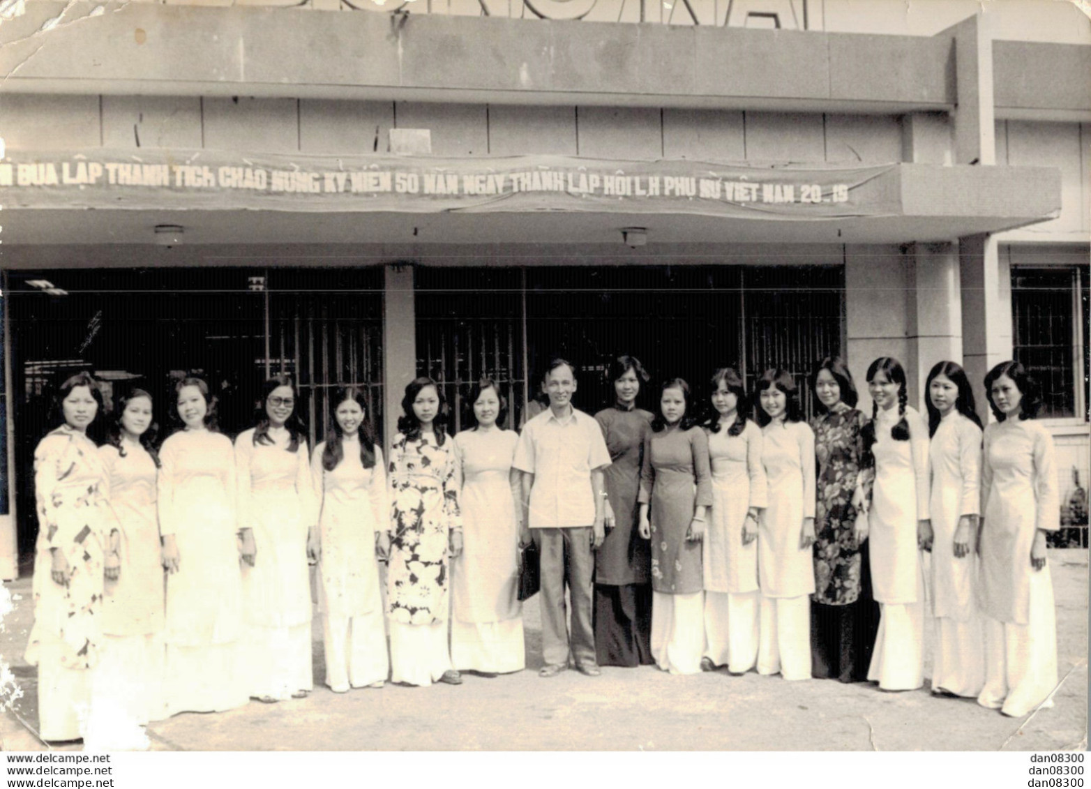 VIET NAM TONKIN INDOCHINE PHOTO 18 X 12 CMS GROUPE DE FEMMES AUTOUR D'UN HOMME DEVANT UN ETABLISSEMENT - Anonyme Personen