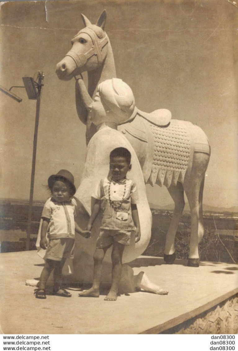 VIET NAM TONKIN INDOCHINE PHOTO 12.5 X 9 CMS DEUX JEUNES ENFANTS DEVANT LA STATUE D'UN CHEVAL ET D'UN PERSONNAGE - Anonyme Personen